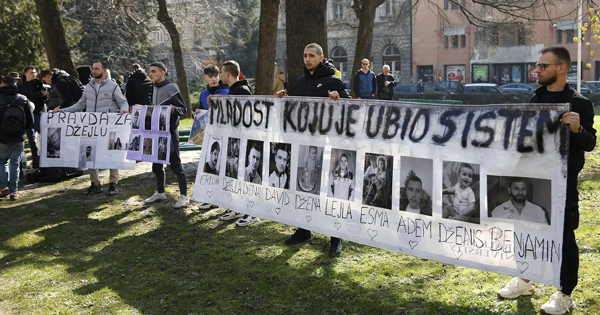 Nekoliko stotina građana okupilo se ispred zgrade Kantona Sarajevo