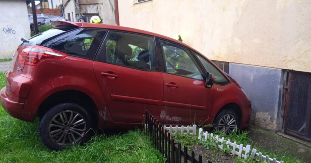 Automobil udario u kuću, reagovali vatrogasci
