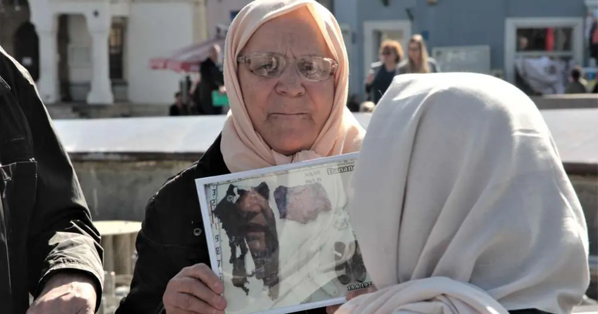Majke Srebrenice na Trgu slobode u Tuzli