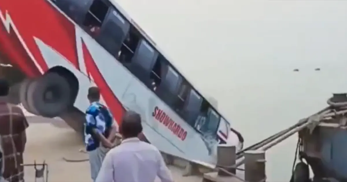 Autobus pao u rijeku prilikom ukrcaja na trajekt u Bangladešu, poginulo 24 ljudi