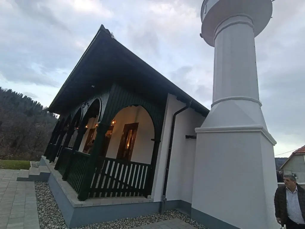 Bajram-namaz prvi put nakon 80 godina klanjan u džamiji u Milatkovićima u Čajniču