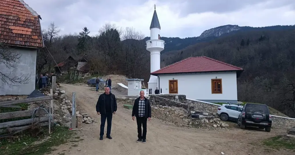 Bajram-namaz prvi put nakon 80 godina klanjan u džamiji u Milatkovićima u Čajniču