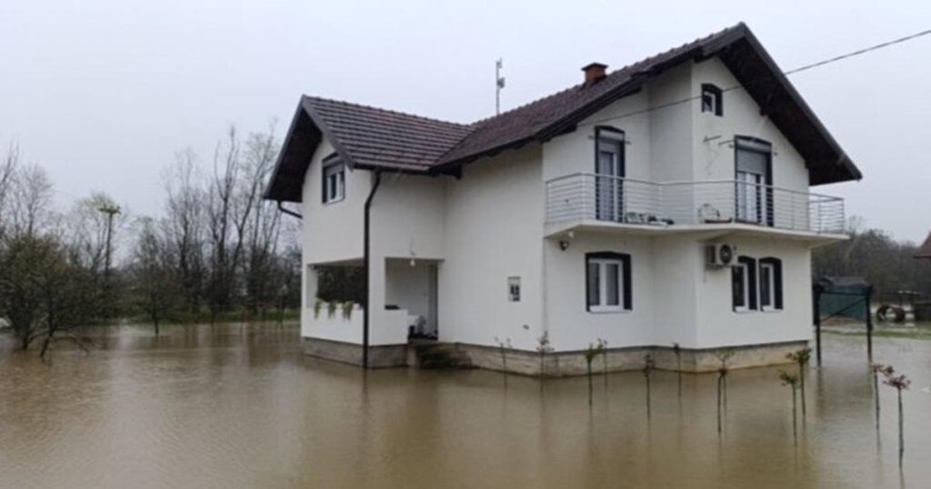 Desetine objekata širom Tuzlanskog kantona poplavljeno, brana Modrac pred prelijevanjem