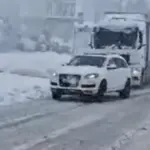 Automobil vukao kamion u Cazinu