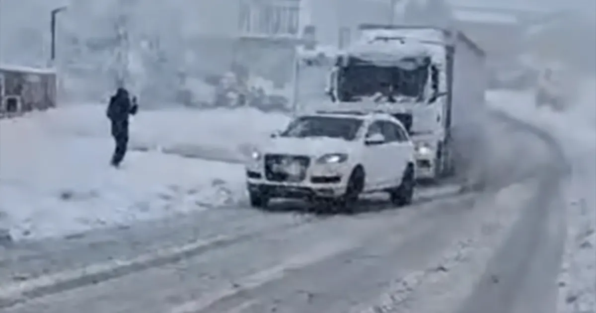 Automobil vukao kamion u Cazinu