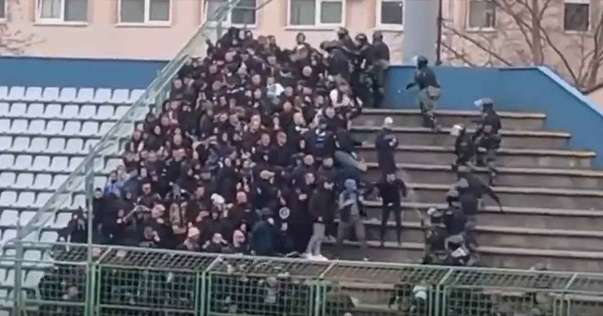 Napad policije na Manijake
