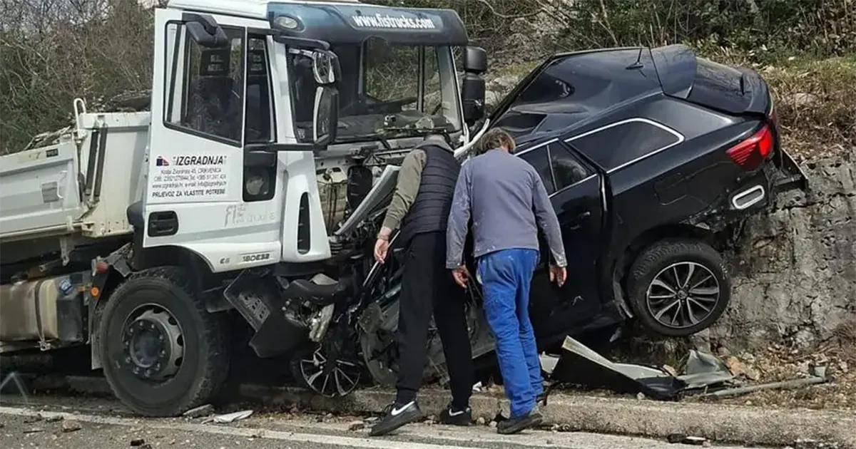 Stravičan sudar kamiona i automobila