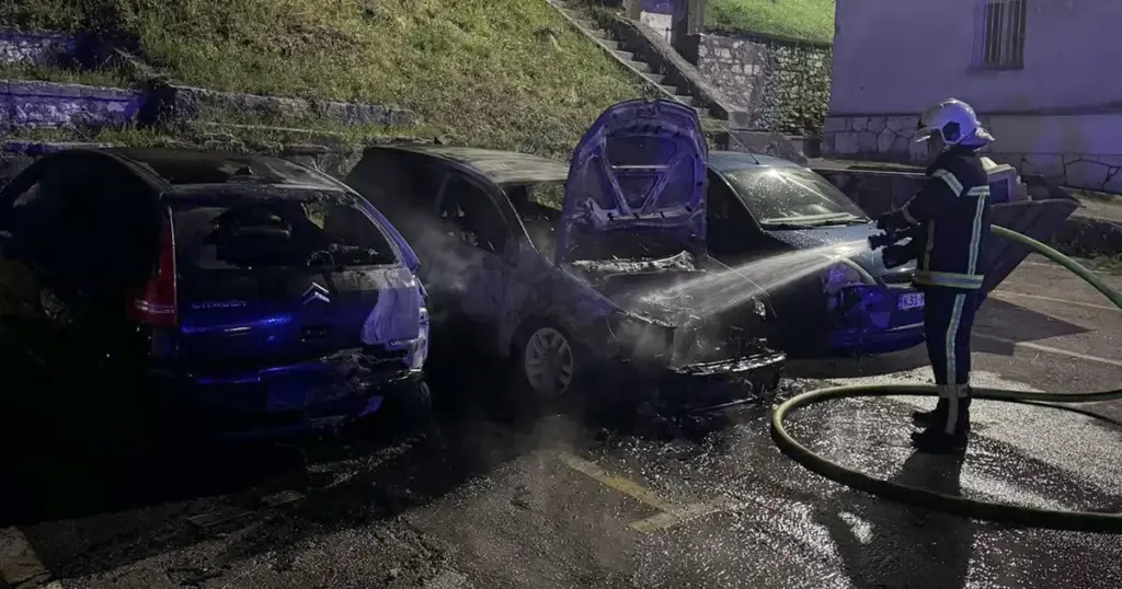 Šest automobila potpuno izgorjelo u dvorištu ispred škole