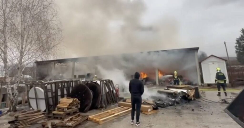 Gori skladište firme u BiH, vatrogasci na terenu