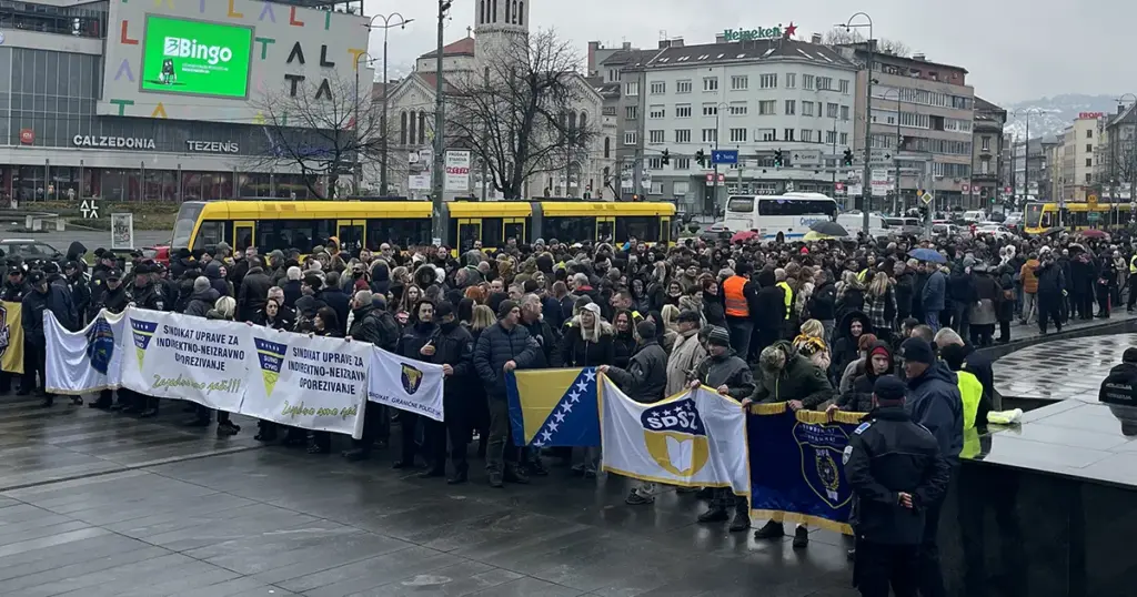 Protest državnih službenika ispred Parlamenta BiH