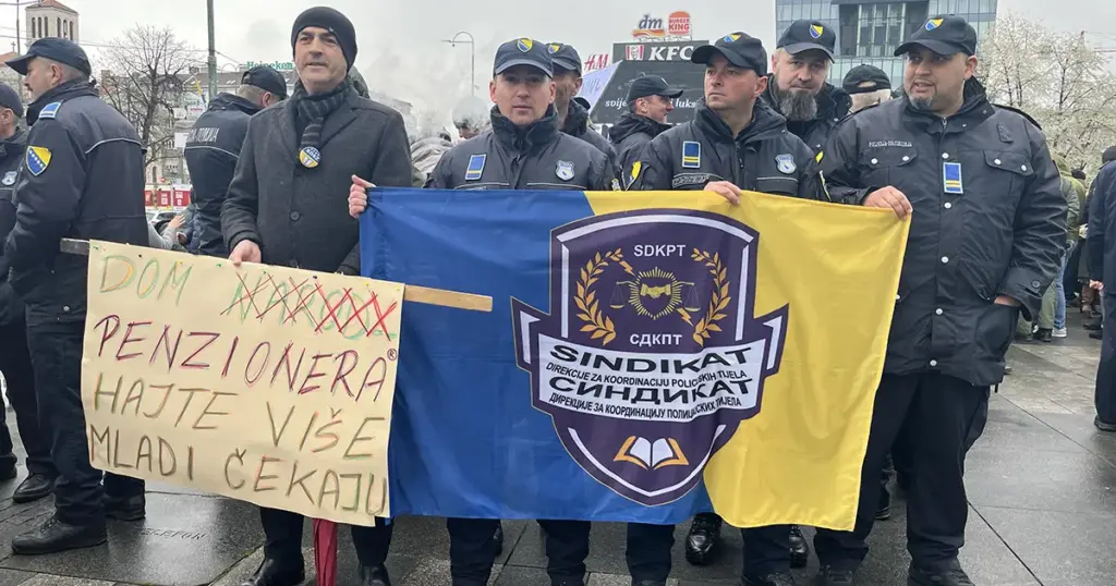 Protest državnih službenika ispred Parlamenta BiH