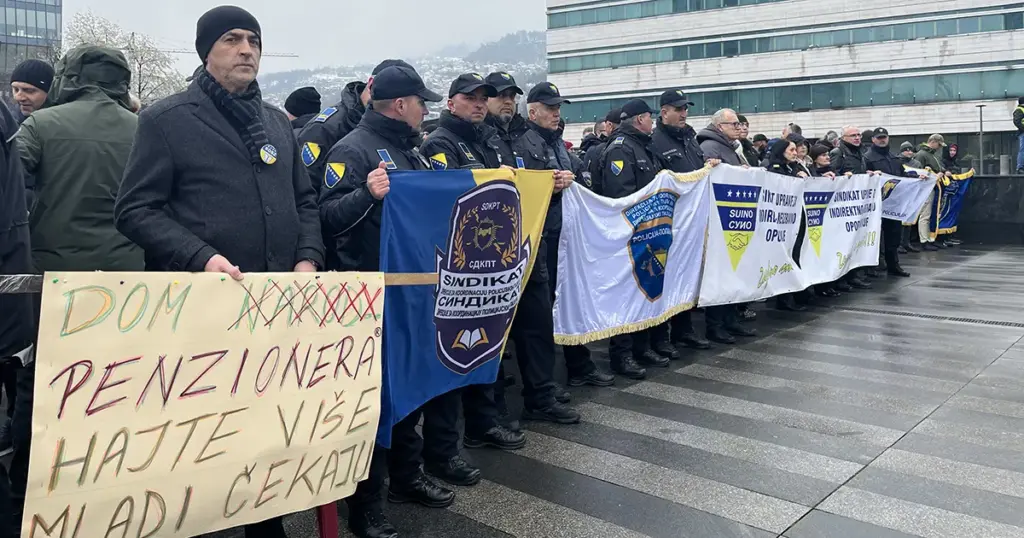 Protest državnih službenika ispred Parlamenta BiH, najavili su dolazak na sjednicu Doma naroda