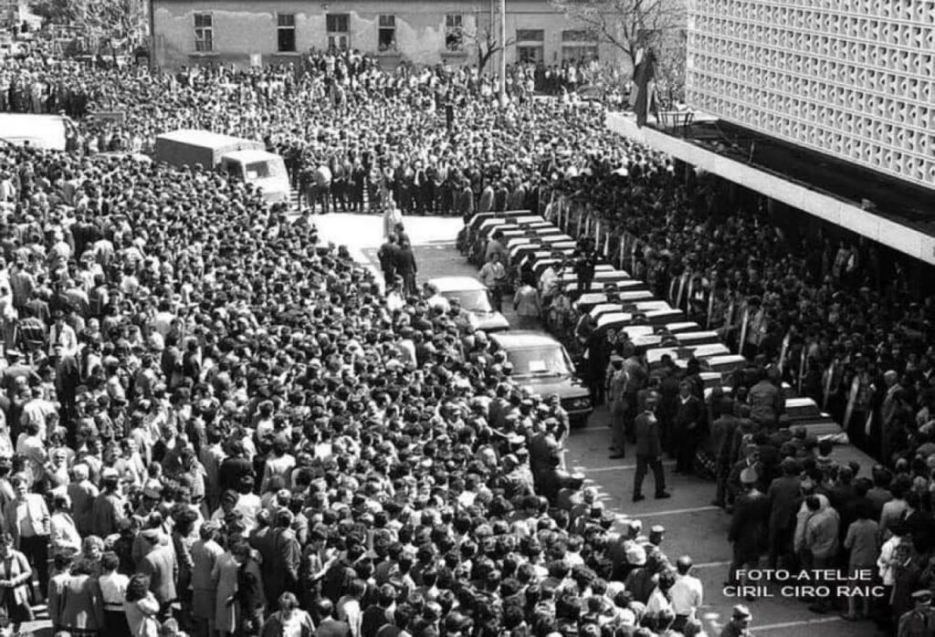 Ispraćaj ispred tadašnje robne kuće HIT
