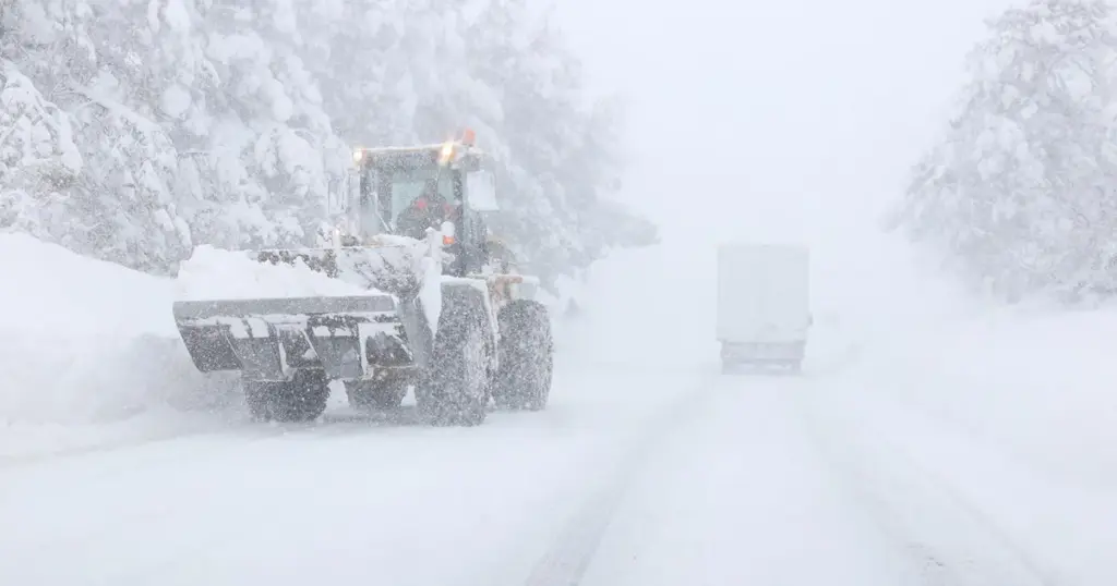 Haos u Krajini zbog obilnog snijega i jakog vjetra: Ceste neprohodne, struje nema