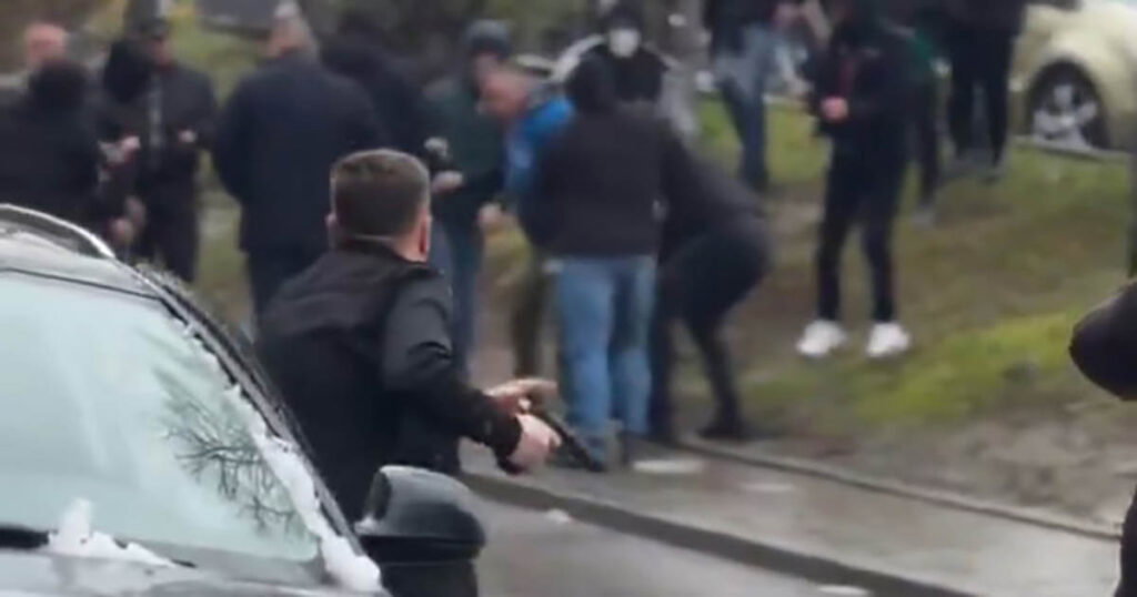 muškarac s pištoljem