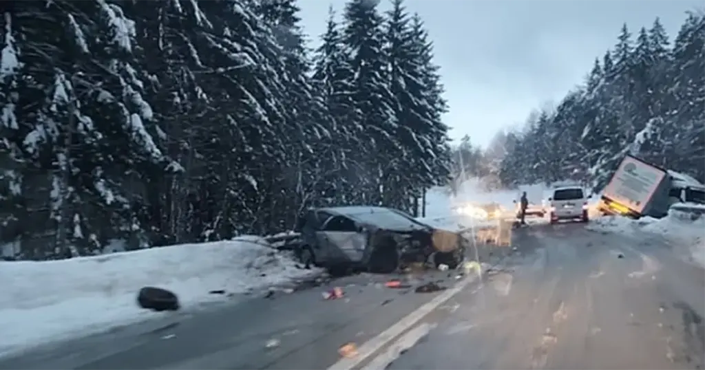 Stravična nesreća: Automobil podletio pod kamion, jedna osoba poginula na licu mjesta