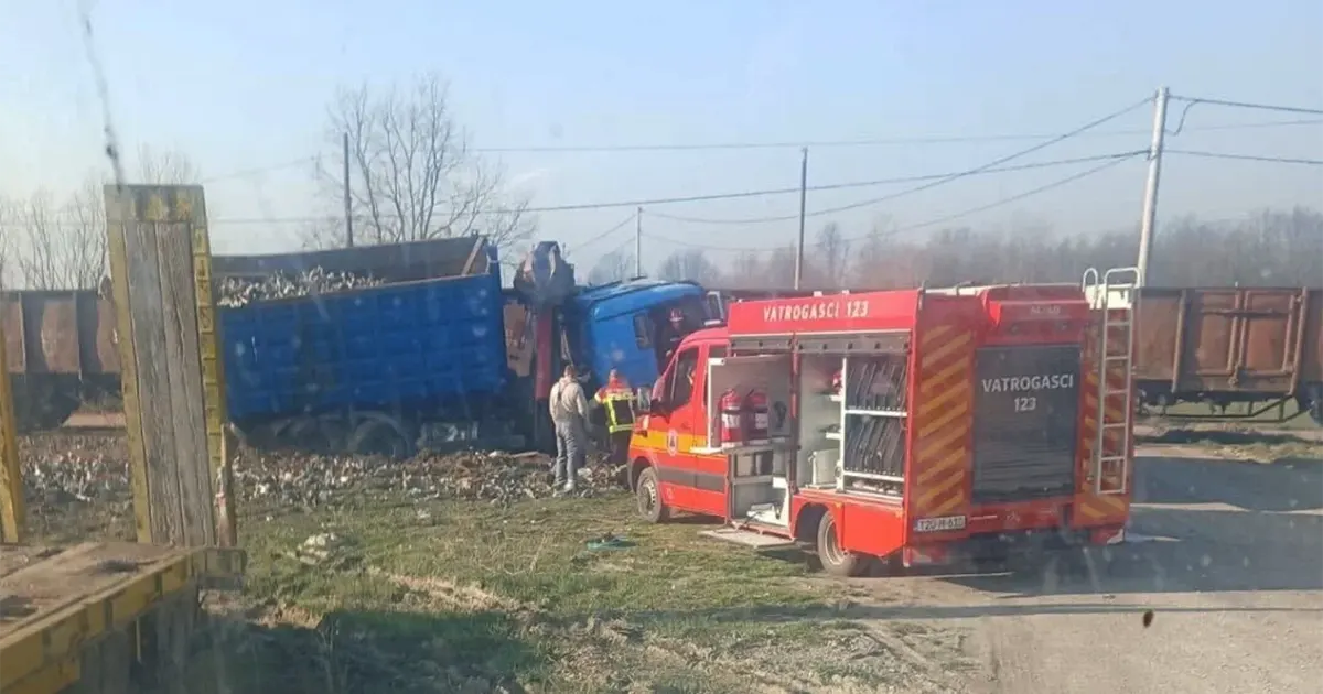 U sudaru voza i kamiona povrijeđena jedna osoba U sudaru voza i kamiona povrijeđena jedna osoba