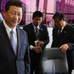 Kineski državni vrh. Xi Jinping (lijevo) i ministar vanjskih poslova Wang Yi (desno)