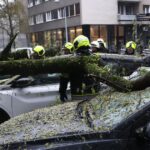 Nevrijeme i jak vjetar ruše drveće koje pada po automobilima