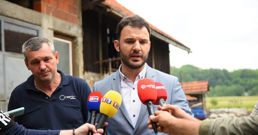 Slobodan Javor, gradonačelnik Prijedora (desno) u posjeti Iliji Zoriću (lijevo) u vrijeme dok mu je trajalo suđenje za ratni zločin