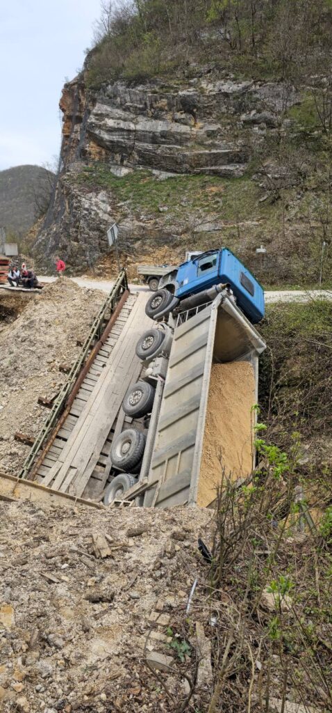 Urušio se drveni most u Ključu