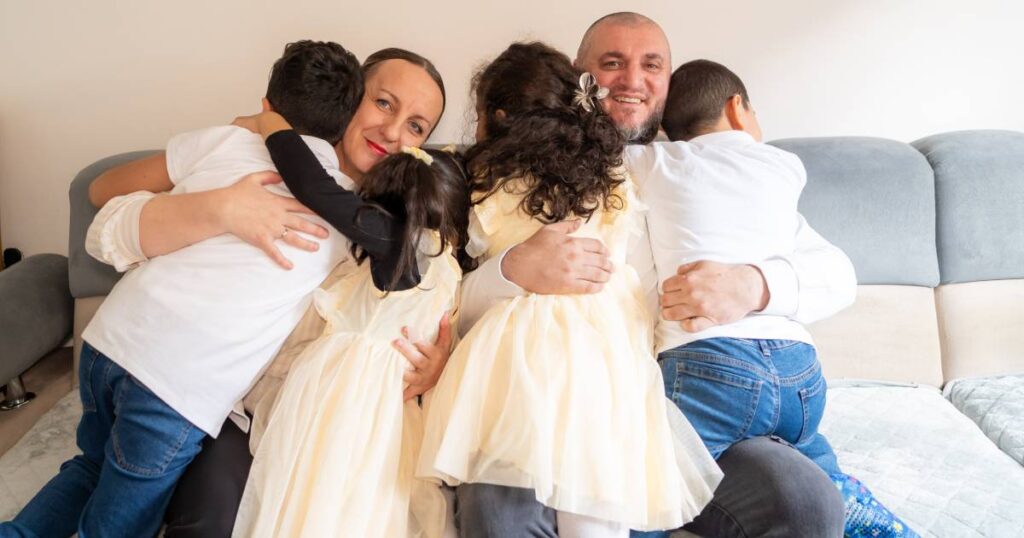 “Mogu li te zvati babo?”: Priča o domu Elme i Asmira u kojem su zagrljaji važniji od svega