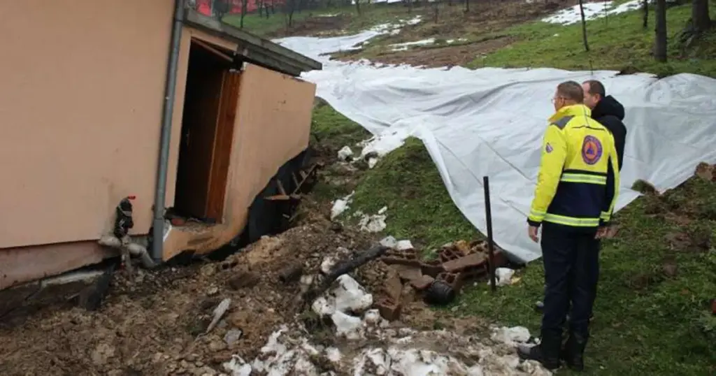 “Postoji realna opasnost po građane”: Pokrenula se klizišta, počele evakuacije. Oštećena kuća