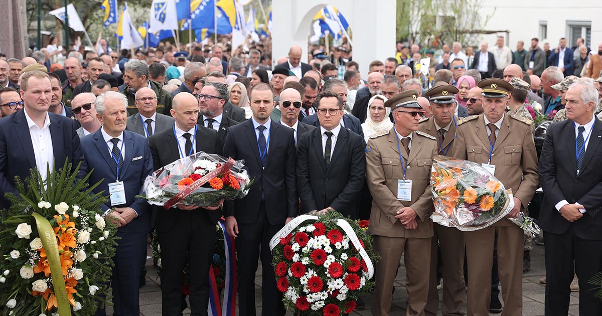 Polaganje cvijeća u Ahmićima