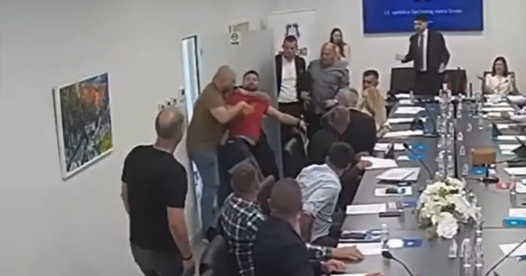 Samo u BiH: Zastupnik želio na sjednicu Općinskog vijeća, pa završio u potkošulji