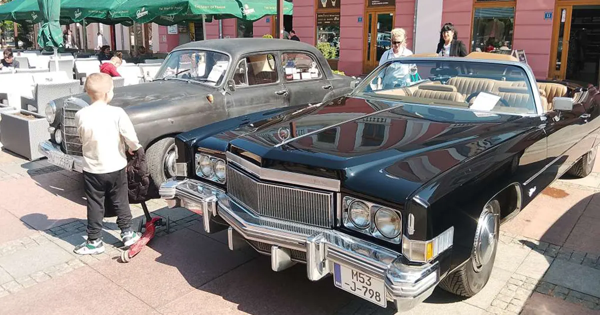 Na Trgu mladih u Brčkom otvorena izložba 'oldtajmera'