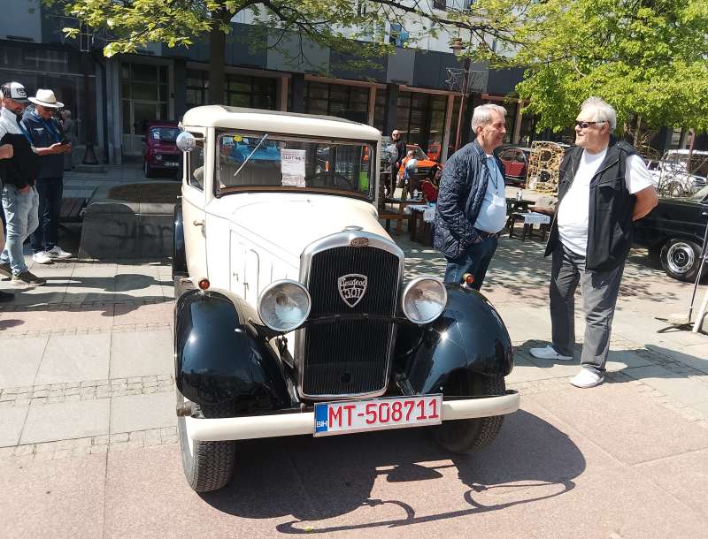 Na Trgu mladih u Brčkom otvorena izložba "oldtajmera"
