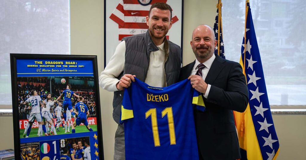 Džeko posjetio Ambasadu SAD-a, Ginkelu uručio potpisan dres