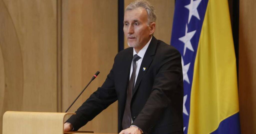 Ademović: Osam delegata može usvojiti svaki zakon, zato dolazi do blokada