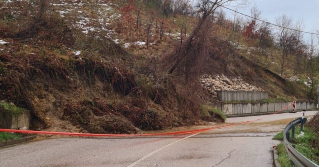 Zbog klizišta obustavljen saobraćaj na regionalnoj cesti