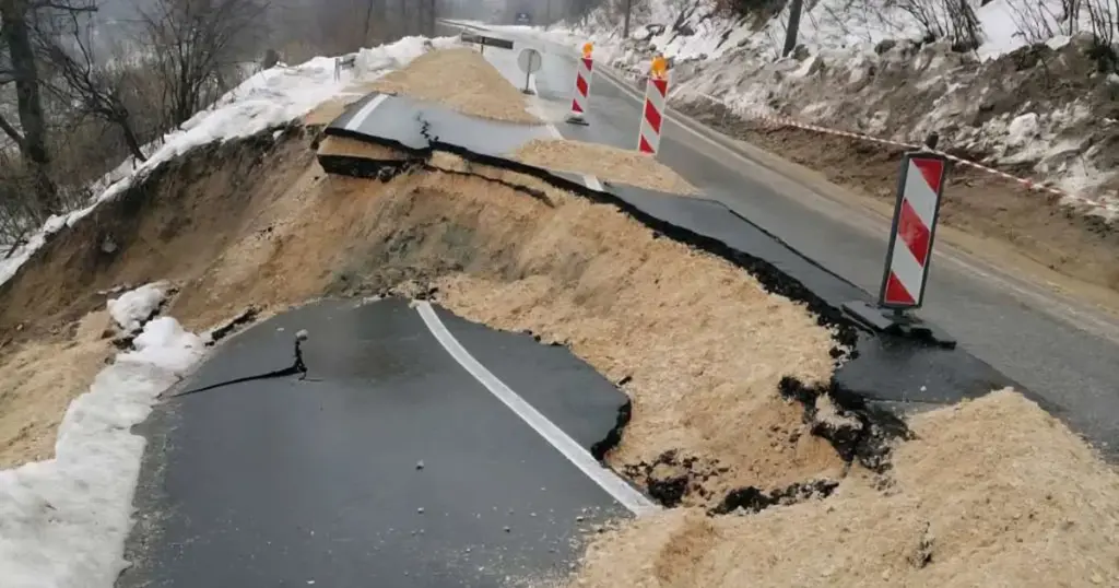 Potpuno obustavljen saobraćaj na M-18, klizište potpuno odnijelo cestu