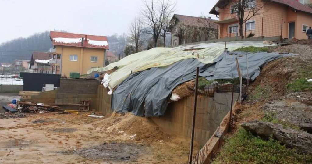 Klizišta se aktivirala na više lokacija: Evakuisana porodica, ugroženi kuća i putevi