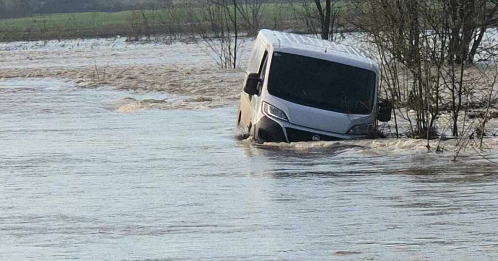 Akcija spašavanja u BiH: Bujica odnijela kombi, dvije osobe spašene s krova