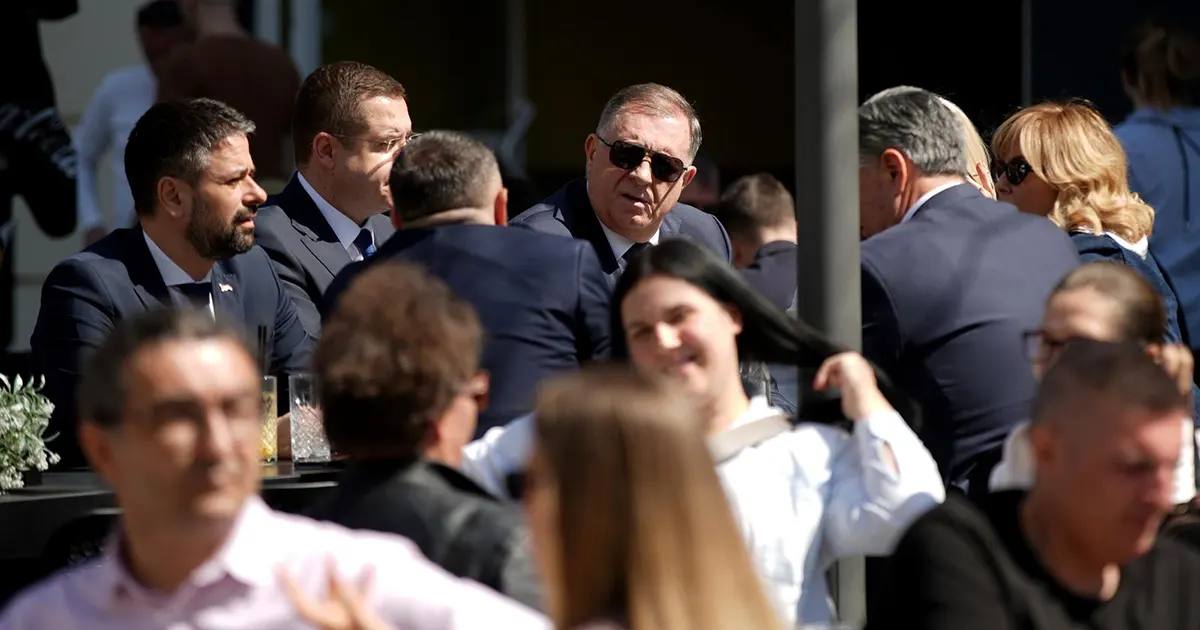 Milorad Dodik sa suradnicima u kafiću uoči dolaska Donalda Trumpa Jr. u Banju Luku