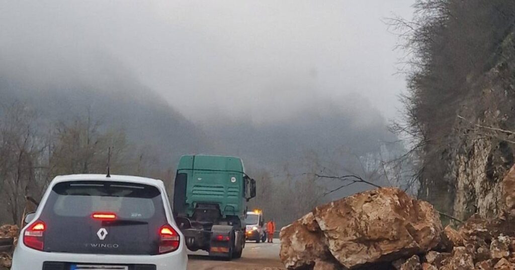 Blokirani putevi širom BiH: Novi odroni, klizišta i poplavljene ceste