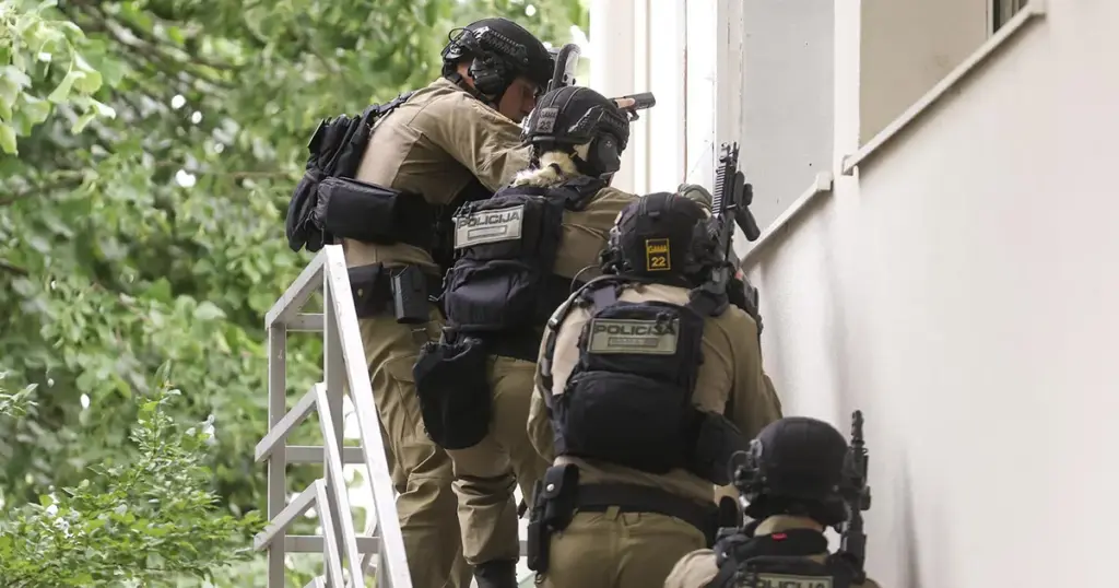 U toku velika akcija policije, pretresi se vrše na 24 lokacije. Najavljeno hapšenje većeg broja osoba