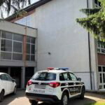 policija pred školom