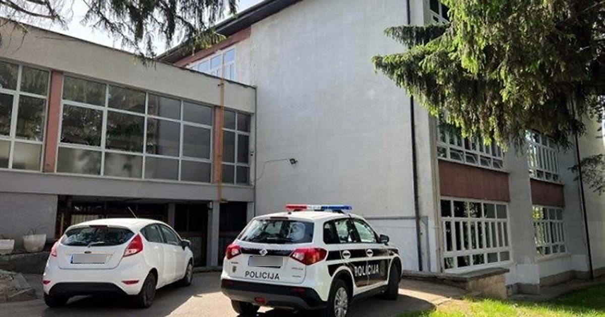policija pred školom