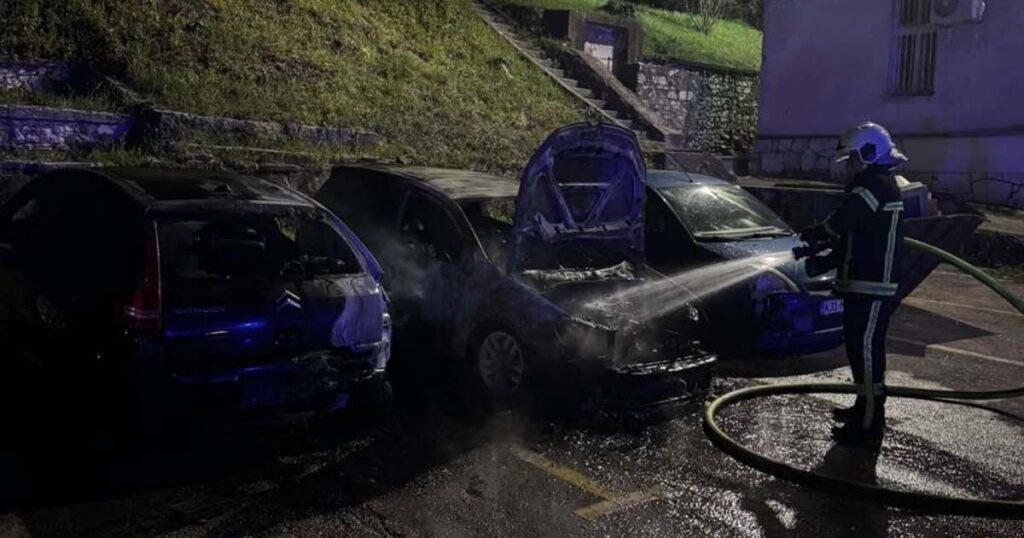 Uhapšena dva mladića, zapalili sedam vozila
