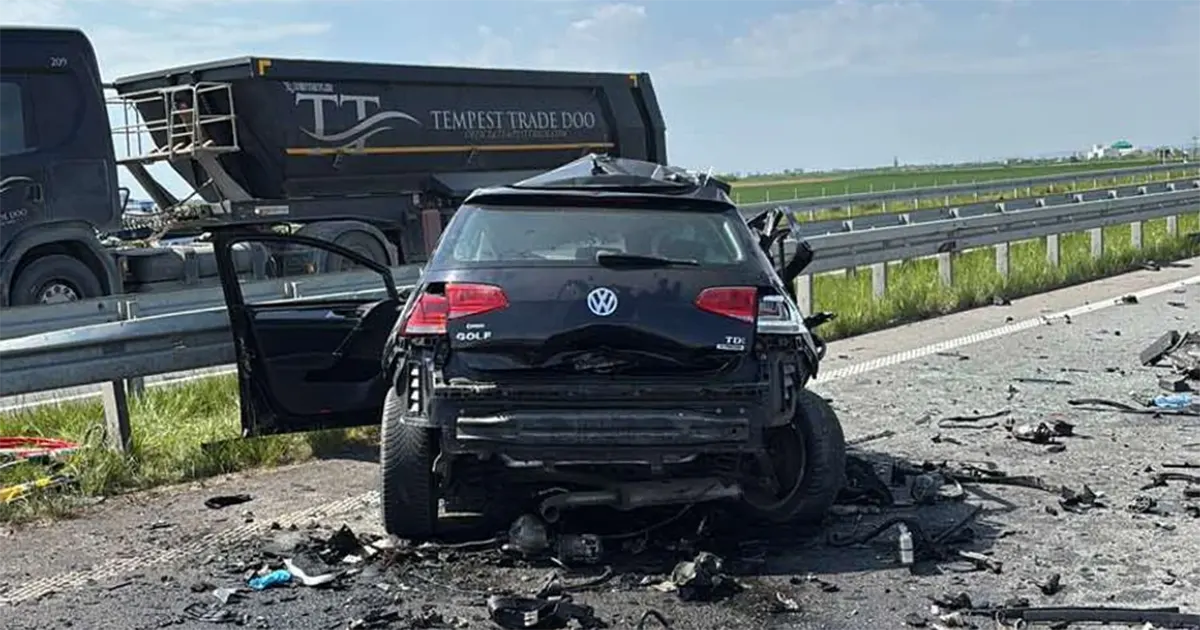 Automobili su potpuno uništeni