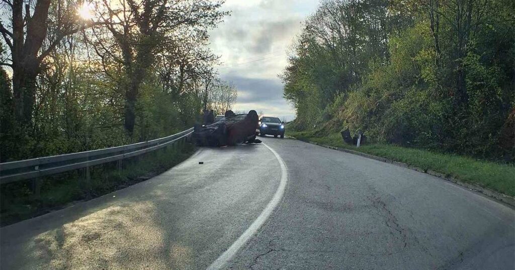 Saobraćajna nesreća u BiH: Automobil završio na krovu