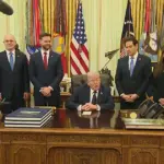Trump i njegovi saradnici u ovalnom uredu