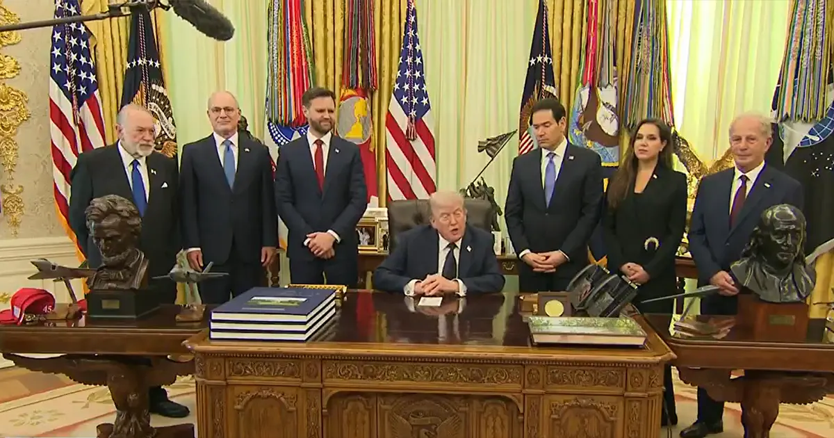 Trump i njegovi saradnici u ovalnom uredu