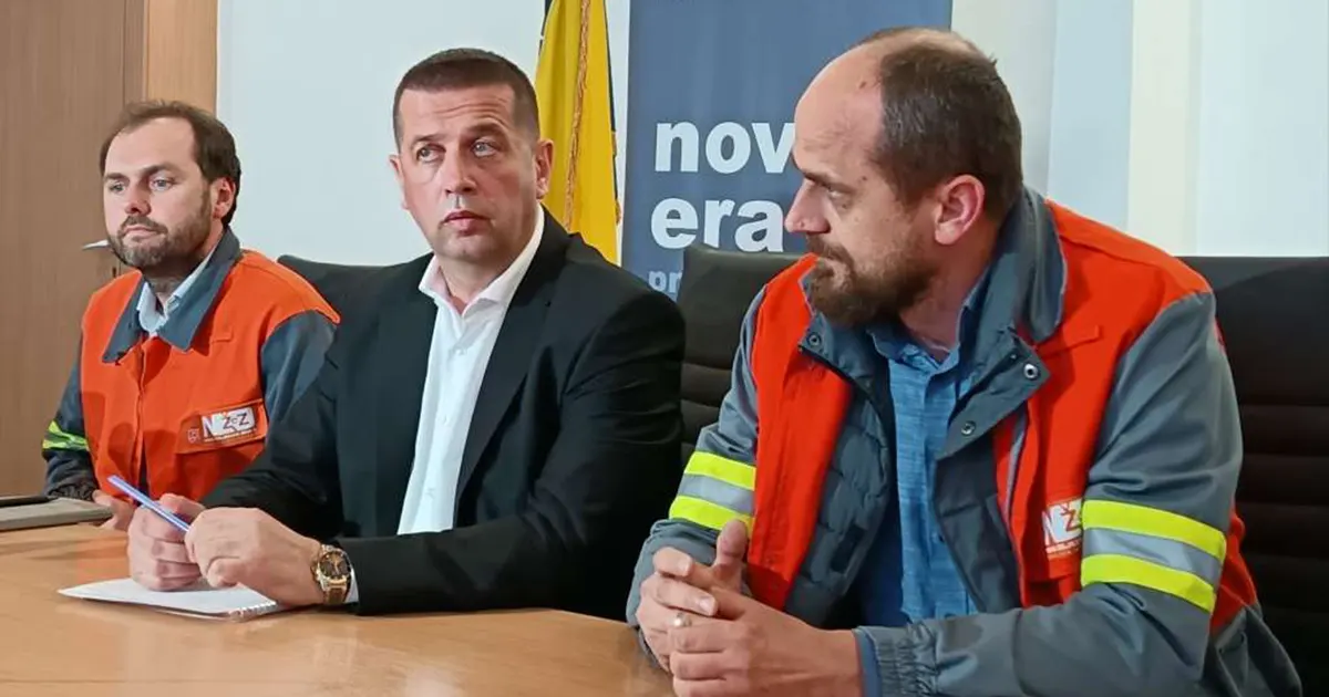 Ahmed Hamzić ( u sredini), direktor Nove Željezare Zenica