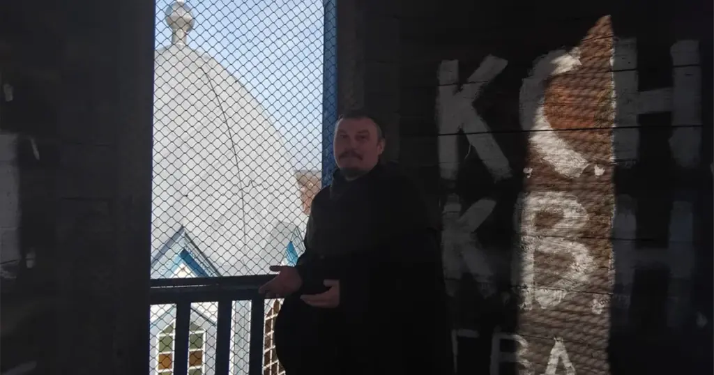 Otac Vitali na zvoniku crkve u selu Diahova