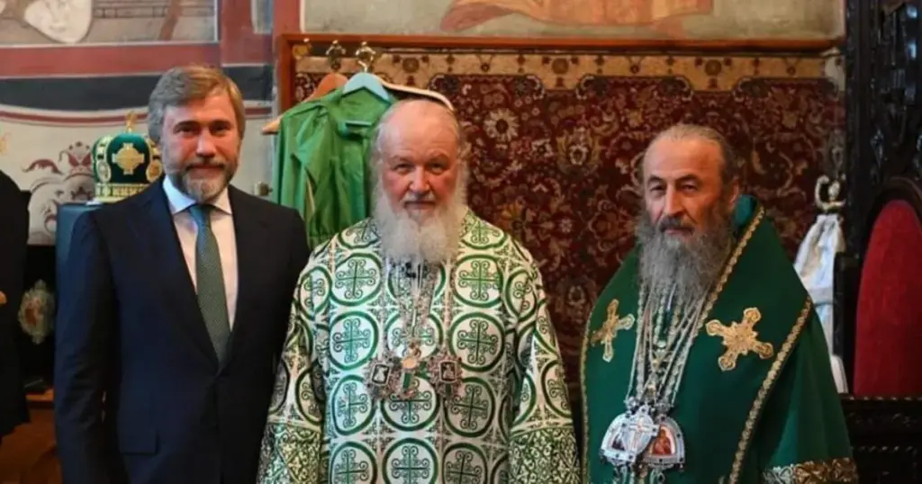 Ukrajinski političar Vadym Novynskyi i mitropolit kijevski Onufrije s patrijarhom Kirilom